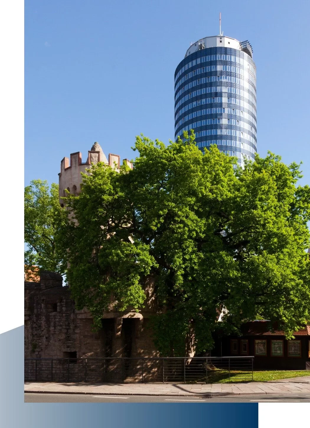 Alter Turm und moderner Wolkenkratzer