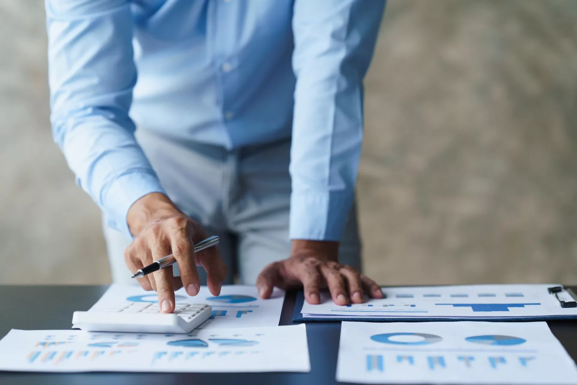 Mann analysiert Diagramme und Daten