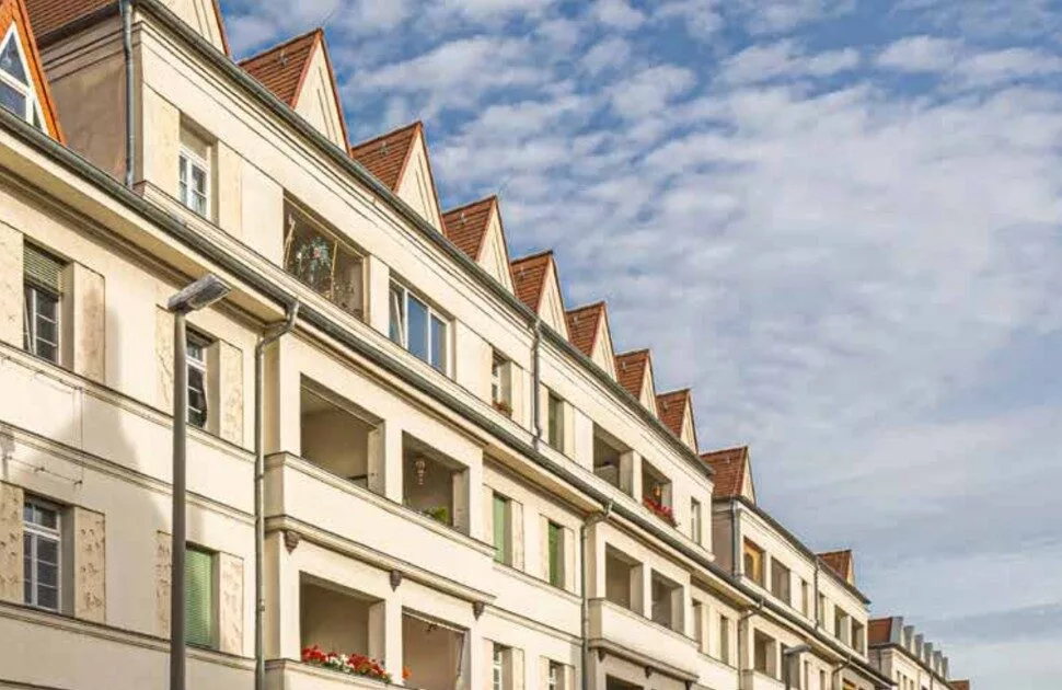 Moderne appartementen onder een blauwe lucht