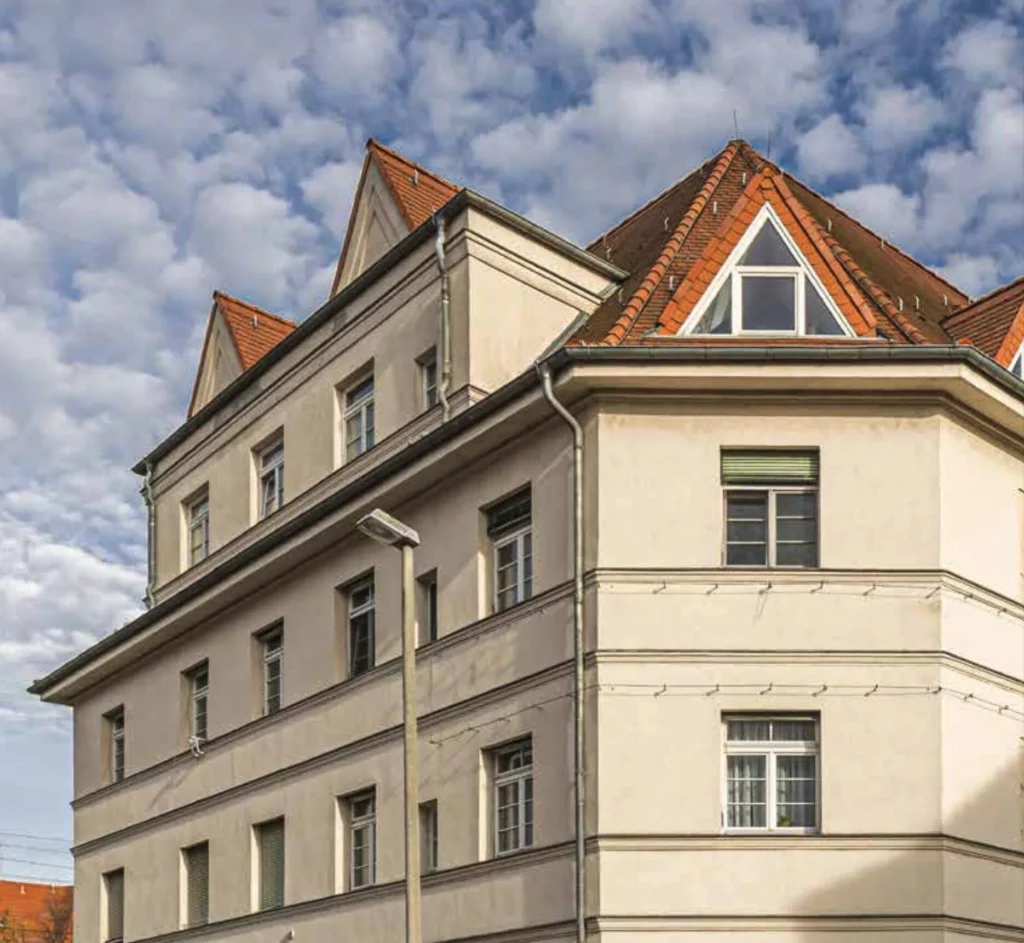 Häuserfassade unter bewölktem Himmel