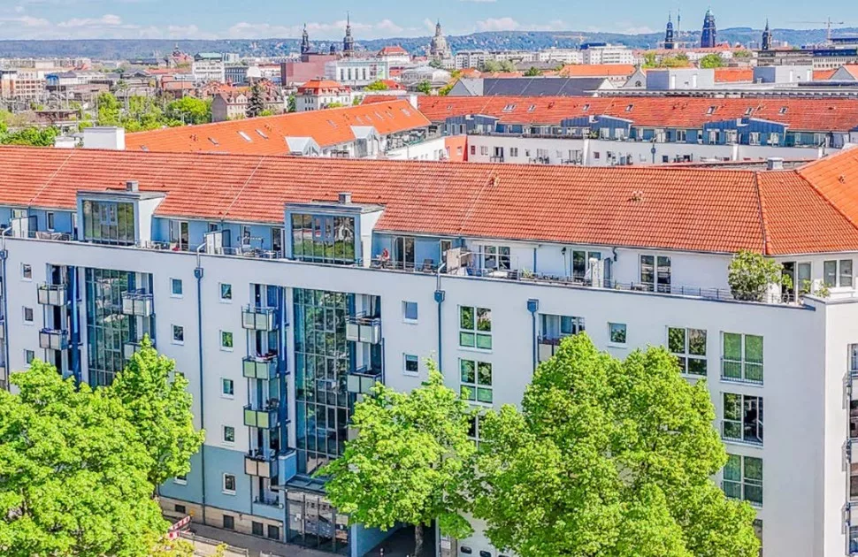 Moderne Wohngebäude mit grünen Bäumen