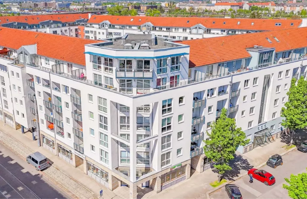 Moderne Wohnanlage mit roten Dächern